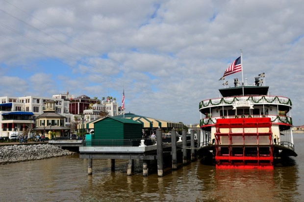 Nave turisti in navigazione sul mississippi