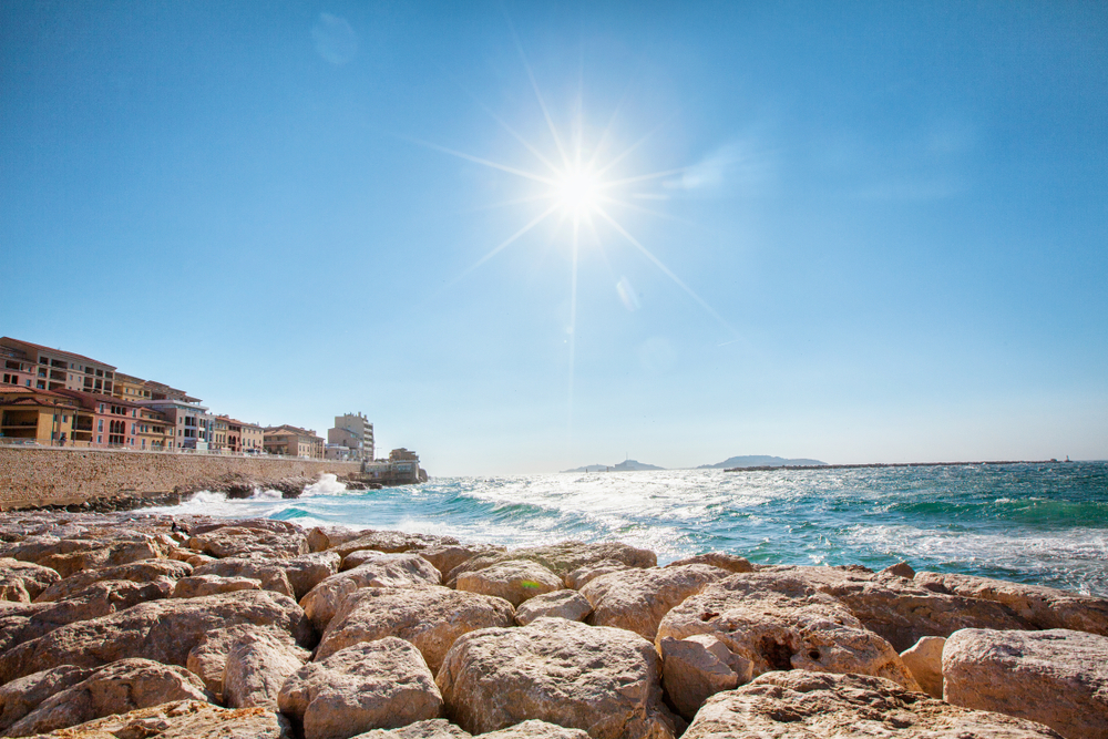 Il sole splende sulla Spiaggia dei Catalani