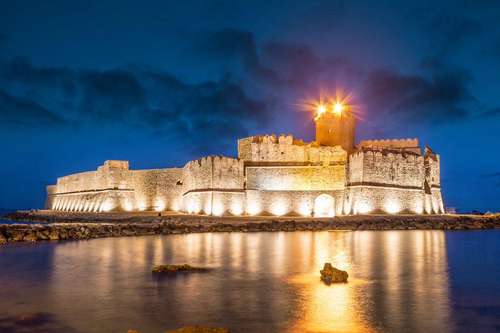 Il Castello Aragonese di notte