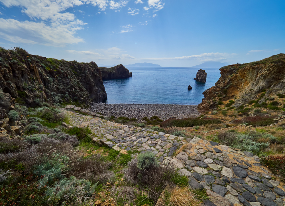 Panarea, sentiero verso il mare