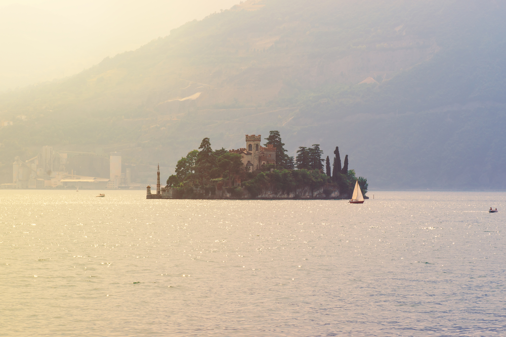 Barca a vela al lago di Iseo